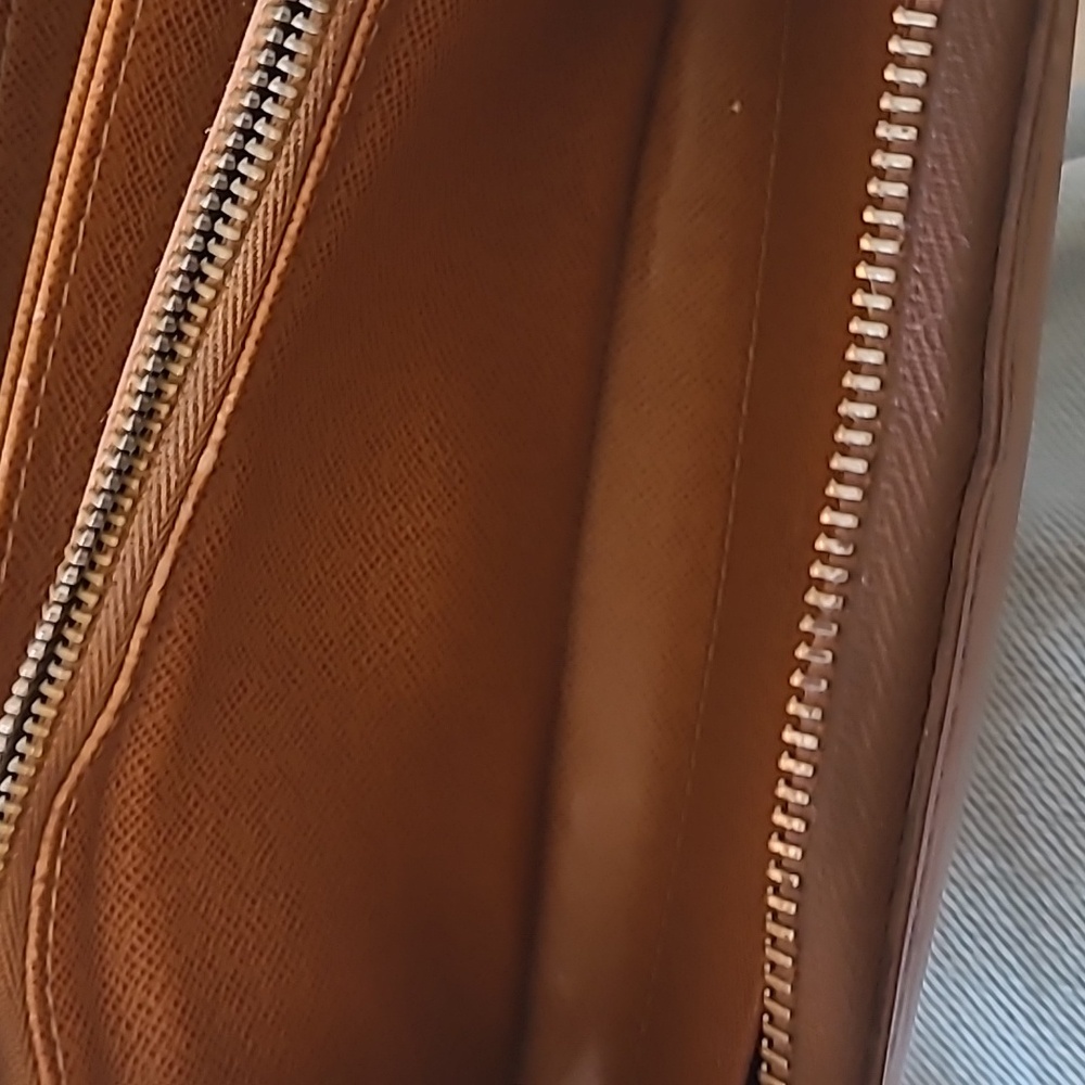 Louis Vuitton Epi Unisex Wallet - Picture 8 of 8